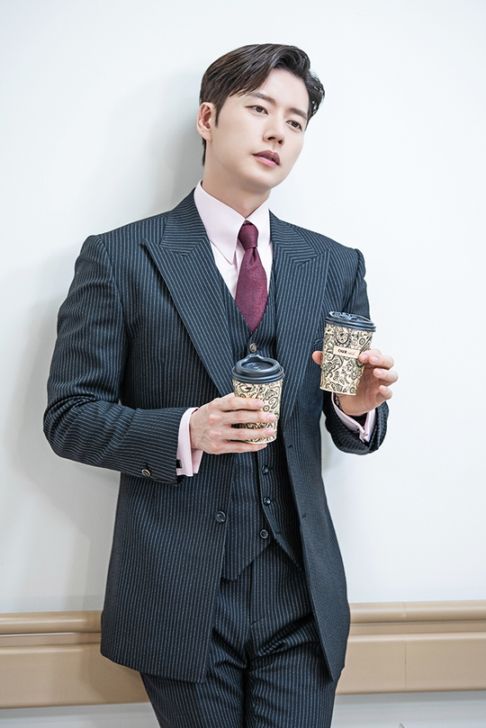Actor Park Hae-jin is ready to meet with viewers with Drama Forest (playplayed by Lee Sun-young/directed by Oh Jong-rok).Park Hae-jin will play the role of Kang San-hyuk, the main character of KBS 2TV drama Forest, which will be broadcasted on January 29th.Forest is a work that depicts the contents of the characters with realistic desires healing the wounds of their hearts in the space of Forest with their unhappiness memory and realizing the essence of happiness.It is expected to be a drama that conveys a deep impression and a message of humanity to modern people who are always looking for healing in complex and tired life.Park Hae-jin played the role of M & A specialist Kang San-hyuk, a cool perfectionist.After the twists and turns, Sanhyuk later infiltrated 119 special rescue workers and turned into a person who reveals his pure passion to save people more than any purpose consciousness.In the still cut, Park Hae-jins perfect appearance, which shows the essence of the suit pit at the beginning of the show, attracts attention and raises the expectation of Snow River Drama.Sanhyeok is a romantic man with a picturesque appearance, animal sense, and extraordinary head, but he is also a person who lives without the memory of his childhood.Park Hae-jin, a face genius, will express his character with a strong sexy character of a successful man and a confident person who has never lost before.The mountain revolution, which was not interested in money, changes the inner world as it becomes a rescue team of 119 Forest that protect the forest.Especially, this work became the topic of Park Hae-jins first romantic comedy drama.Perfect man Park Hae-jin and the fresh and soft romance of Cho Boa of refreshing charm are also the points of observation.Park Hae-jin is expecting more because he will show cold, romance Guy, and extreme cuteness through this drama.This work, directed by director Oh Jong-rok, who has succeeded in various genres such as SBS piano and style, tells the story of the sad secret of each of the most realistic people and the forest with all of them.It is also expected that firefighters will be able to see various aspects of firefighters, such as receiving full support from the National Fire Agency for actual stories and bringing various disaster situations.bak-beauty