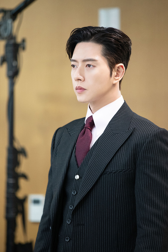 Actor Park Hae-jin is ready to meet with viewers with Drama Forest (playplayed by Lee Sun-young/directed by Oh Jong-rok).Park Hae-jin will play the role of Kang San-hyuk, the main character of KBS 2TV drama Forest, which will be broadcasted on January 29th.Forest is a work that depicts the contents of the characters with realistic desires healing the wounds of their hearts in the space of Forest with their unhappiness memory and realizing the essence of happiness.It is expected to be a drama that conveys a deep impression and a message of humanity to modern people who are always looking for healing in complex and tired life.Park Hae-jin played the role of M & A specialist Kang San-hyuk, a cool perfectionist.After the twists and turns, Sanhyuk later infiltrated 119 special rescue workers and turned into a person who reveals his pure passion to save people more than any purpose consciousness.In the still cut, Park Hae-jins perfect appearance, which shows the essence of the suit pit at the beginning of the show, attracts attention and raises the expectation of Snow River Drama.Sanhyeok is a romantic man with a picturesque appearance, animal sense, and extraordinary head, but he is also a person who lives without the memory of his childhood.Park Hae-jin, a face genius, will express his character with a strong sexy character of a successful man and a confident person who has never lost before.The mountain revolution, which was not interested in money, changes the inner world as it becomes a rescue team of 119 Forest that protect the forest.Especially, this work became the topic of Park Hae-jins first romantic comedy drama.Perfect man Park Hae-jin and the fresh and soft romance of Cho Boa of refreshing charm are also the points of observation.Park Hae-jin is expecting more because he will show cold, romance Guy, and extreme cuteness through this drama.This work, directed by director Oh Jong-rok, who has succeeded in various genres such as SBS piano and style, tells the story of the sad secret of each of the most realistic people and the forest with all of them.It is also expected that firefighters will be able to see various aspects of firefighters, such as receiving full support from the National Fire Agency for actual stories and bringing various disaster situations.bak-beauty