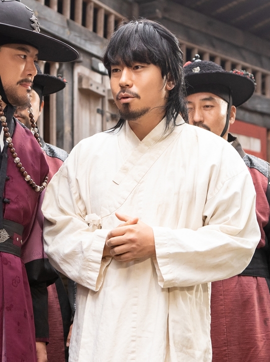 Lee Si-eon, a man who is a man who is trying to get back into prison by pushing his wrists, has been caught in the previous era of Release rejection.TV CHOSUN Special Programmed Drama The War of the Ghantaek - Women (directed by Kim Jung-min/playplayplay by Choi Soo-mi/hereinafter, Gantaek) is a court survival romance in which the second house took place after the heavy war was killed by a masked party that attacked the national marriage procession, and forces that must be queens compete for their lives.The last six episodes have been hot on Sunday night as it has been ranked # 1 in the same time zone for three consecutive weeks.Above all, Lee Si-eon played the role of the owner of the secret store buy guest, which sells information.In particular, in the last broadcast, Wal entered a remote forest house to return the advances of the unknown guest, and after discovering two terrible bodies, he was caught in a superpower, which was pointed out as a suspect in the shooting of the National Day.In this regard, Lee Si-eon is focusing his attention on the announcement of the release of prison NO, which is shining his determined eyes, saying he wants to continue the prison sentence.Despite armed soldiers opening the door of Oksa, a sour-faced wall is not even thinking about moving.He even asks her to stick out his wrist and fill it up again, and hes curious about why Wall refuses to release it.Lee Si-eons Release Rejection was filmed on November 24 in Yongin, Gyeonggi Province.Lee Si-eons resurgence was so bright that his colleagues laughter was erupting even during a simple rehearsal.Lee Si-eon, who carefully pointed out the emotions of the person, raised the tension of the scene, but just before shooting, he caught the manger with a big brother who said, Lets be serious to his juniors.Lee Si-eon followed up with the admiration of the staff by vividly expressing the moment when fear and curiosity were joked like a unique powerless act.In addition, Lee Si-eon has repeatedly filmed several times, never showing the same Acting, changing variously, and drawing the story of the past-class character Wall, which is a nonchalant even in the Danger situation.bak-beauty