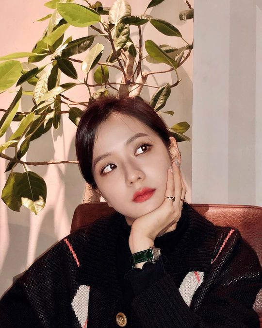 Group BLACKPINK member JiSoo has emanated a charm.JiSoo posted four photos on his Instagram account on January 9.In the photo, JiSoo is mimicking the hairstyle of characters in comics. JiSoo, which emits a delightful atmosphere unlike the youthful style.JiSoos extraordinary chic draws attention.Park So-hee