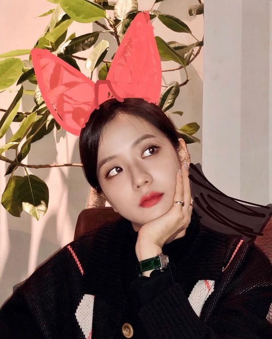 Group BLACKPINK member JiSoo has emanated a charm.JiSoo posted four photos on his Instagram account on January 9.In the photo, JiSoo is mimicking the hairstyle of characters in comics. JiSoo, which emits a delightful atmosphere unlike the youthful style.JiSoos extraordinary chic draws attention.Park So-hee