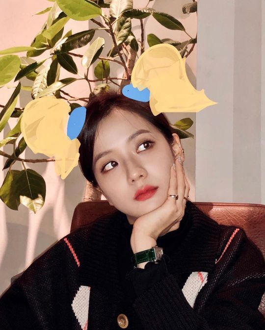 Group BLACKPINK member JiSoo has emanated a charm.JiSoo posted four photos on his Instagram account on January 9.In the photo, JiSoo is mimicking the hairstyle of characters in comics. JiSoo, which emits a delightful atmosphere unlike the youthful style.JiSoos extraordinary chic draws attention.Park So-hee