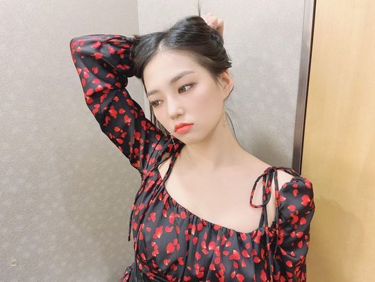 Jang Ye-eun reveals slender NecklineGroup CLC (CEL) member Jang Ye-eun shared a picture on January 9 with the phrase Back it up? on his Instagram account.In the photo, Jang Ye-eun is wearing a stage costume and holding her hair; he showed off her girl group Beautiful looks with white skins and big eyes.han jung-won