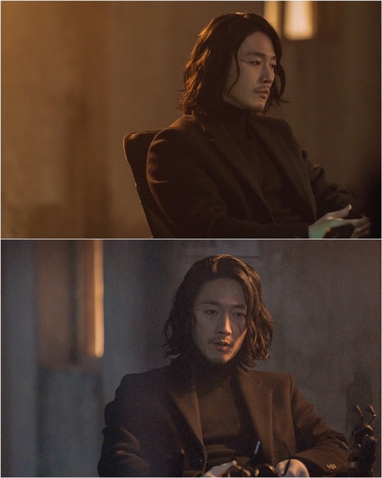The first still cut of Tell It What You See was released, and the actor Irreplaceable You aura, who drew a stroke of the OCN genre, takes the spotlight.The OCN new Saturday original, Tell It as You See, which will be broadcast on February 1, is a genius Profiler who has lost everything and a five-sensor suspense thriller that tracks a serial killer who thought a detective with the ability to remember as it is died.Jang Hyuk presents a breathtaking suspense to the house theater in February, when he plays the role of genius Profiler Oh Hyun-jae in the play.Oh Hyeon-jae, the best criminal psychology analyst who has solved countless long-term misdemeanor cases by profiling.But after losing his fiance in an explosion committed by Jennifer 8, he disappeared from the world, erasing all traces.So we will track down Jennifer 8th, who thought the present that turned into a eccentric hermit in genius Profiler was dead.Above all, Jang Hyuk, who has renewed his life characters with his own colors, wonders what kind of Oh Hyun-jae he will create.Since the appearance of Jang Hyuk, who transformed perfectly from head to toe in the character teaser video, which was first released on January 4, interest in the current character has doubled.Especially, his confident voice, Tell me what you see, Ill make a decision, inspired his special profiling skills.However, in the still cut released today (10th), it stimulates curiosity by giving a different atmosphere.In the present eyes sitting alone in the darkness, his inner feelings are not felt, and dark scars are revealed on his face.The appearance that captures the eye and the atmosphere that can not be easily approached make me more curious about the story that the present has hidden.The crew said, Actor Jang Hyuk is delicately concerned about every small thing to accurately draw the character.I feel like Oh Hyun-jae is already living in the field, he said. I can not think of Oh Hyun-jae, not Jang Hyuk.I also did not forget to ask for much interest and expectation until the first broadcast of Tell Me As You See which is preparing with the new transformation and heart of Jang Hyuk who will show hot activity by tracking the 8th Jennifer who was dead.bak-beauty