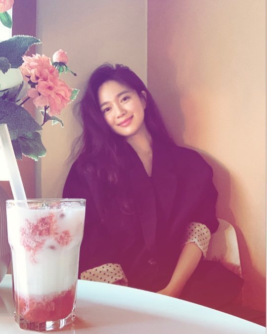 Actor Lee Elijah shows off his mood goddess figureLee Elijah posted a picture on his Instagram on January 9.Lee Elijah in the open photo is smiling brightly at the camera and emitting a lovely charm.Lee Elijahs beautiful beauty, which blends with the pink atmosphere, snipers the hearts of fans.Park So-hee