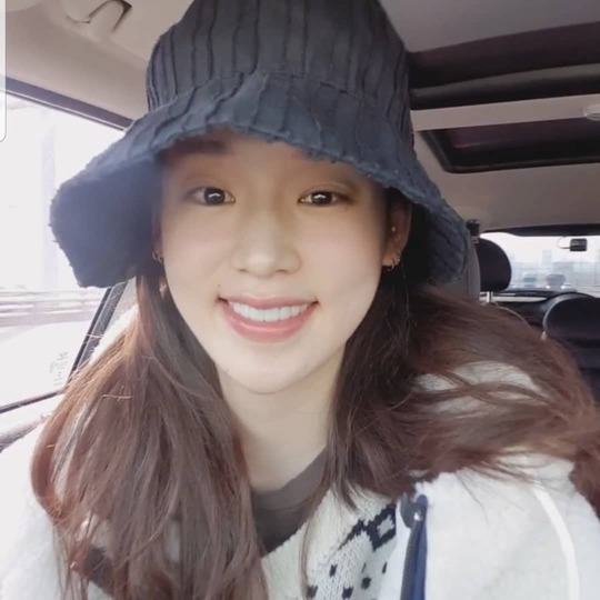 Park Hwanhee also showed off her beautiful looks in the video capture.Actor Park Hwanhee released a selfie on his Instagram on January 10 with the phrase I did not know who I was really taking pictures or praises (I still do not know if it was a curse or praise) and I captured the video.In the photo, Park Hwanhee is wearing a hat and smiling brightly in the vehicle, boasting beauty with glutinous rice cake skin and visuals during it.han jung-won