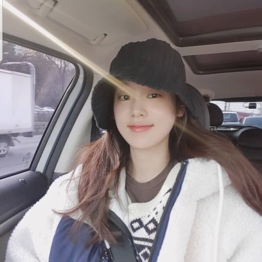 Park Hwanhee also showed off her beautiful looks in the video capture.Actor Park Hwanhee released a selfie on his Instagram on January 10 with the phrase I did not know who I was really taking pictures or praises (I still do not know if it was a curse or praise) and I captured the video.In the photo, Park Hwanhee is wearing a hat and smiling brightly in the vehicle, boasting beauty with glutinous rice cake skin and visuals during it.han jung-won