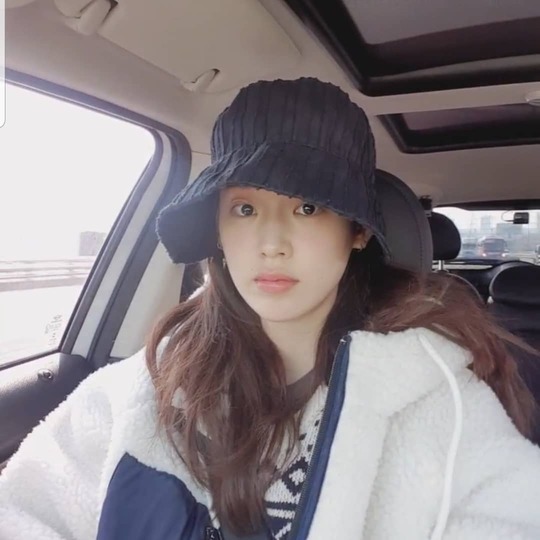 Park Hwanhee also showed off her beautiful looks in the video capture.Actor Park Hwanhee released a selfie on his Instagram on January 10 with the phrase I did not know who I was really taking pictures or praises (I still do not know if it was a curse or praise) and I captured the video.In the photo, Park Hwanhee is wearing a hat and smiling brightly in the vehicle, boasting beauty with glutinous rice cake skin and visuals during it.han jung-won