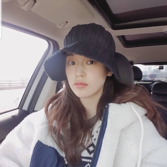 Park Hwanhee also showed off her beautiful looks in the video capture.Actor Park Hwanhee released a selfie on his Instagram on January 10 with the phrase I did not know who I was really taking pictures or praises (I still do not know if it was a curse or praise) and I captured the video.In the photo, Park Hwanhee is wearing a hat and smiling brightly in the vehicle, boasting beauty with glutinous rice cake skin and visuals during it.han jung-won