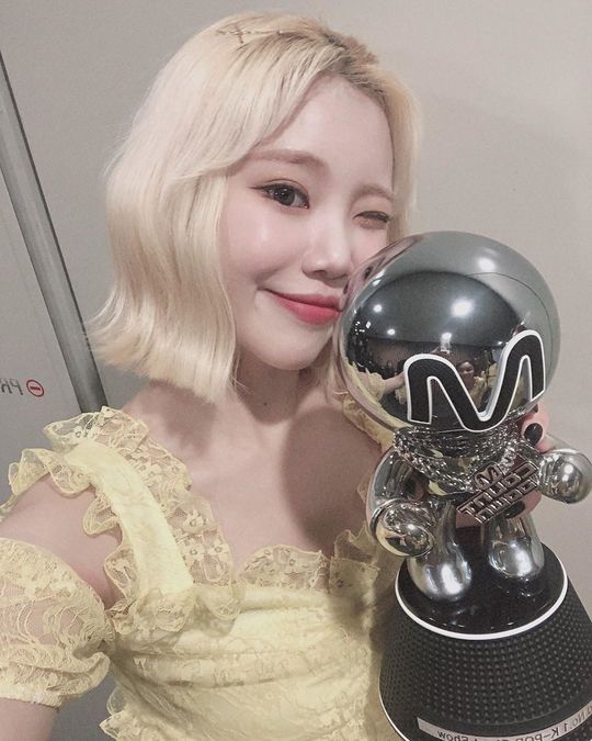 JooE showed off its ever-more watery freshness.Group Momoland posted a picture on the official Instagram on January 9, along with the phrase Momoland has become the first Honor to be ranked with Thumbs Up.In the photo, JooE holds the Mnet M Countdown trophy, which emanates a cute charm with a single-headed and wink.Thanks to Mary (Momolands official fandom name), who always cheers me up, Im too much for you today, Momoland said, adding that he shared his thank you.han jung-won