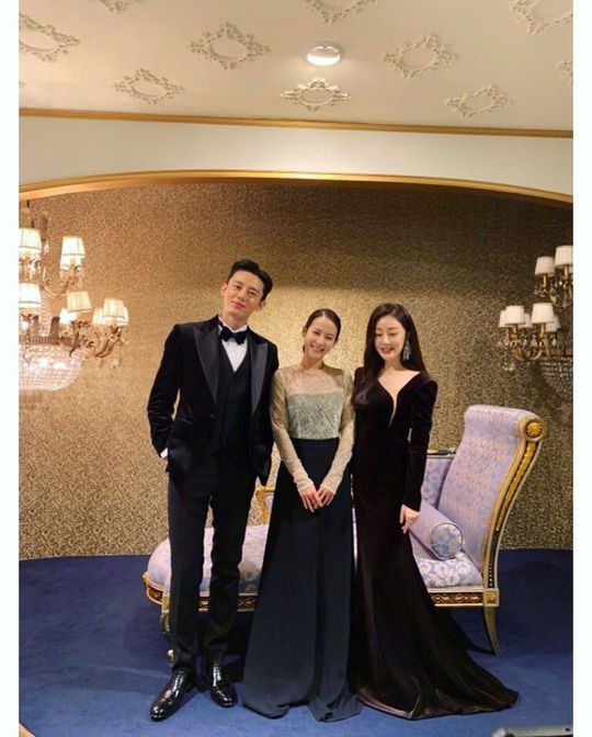 Actors Cho Yeo-jeong, Oh Na-ra and Lee Ji-hoon boasted self-luminous visuals.Cho Yeo-jeong posted a picture on his instagram on January 10 with an article entitled I also decorated 99 billion women Seo Yeon, please put me in a couple.Inside the picture was a side-by-side image of Cho Yeo-jeong, Oh Na-ra and Lee Ji-hoon; the three smile brightly at the camera.The warm visuals and cheerful atmosphere of the three people who are dressed in dresses and tuxedos catch the eye.The fans who responded to the photos responded such as It is so beautiful, It is a real goddess and Drama is really fun.delay stock