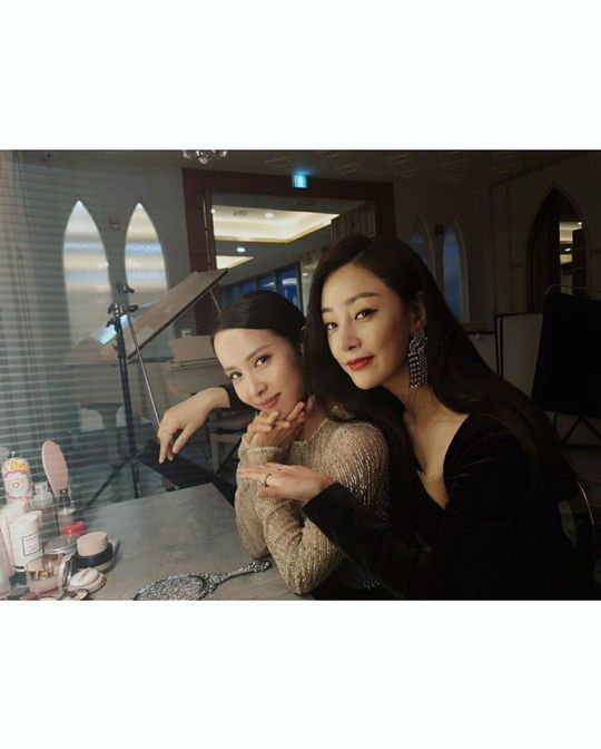 Actors Cho Yeo-jeong, Oh Na-ra and Lee Ji-hoon boasted self-luminous visuals.Cho Yeo-jeong posted a picture on his instagram on January 10 with an article entitled I also decorated 99 billion women Seo Yeon, please put me in a couple.Inside the picture was a side-by-side image of Cho Yeo-jeong, Oh Na-ra and Lee Ji-hoon; the three smile brightly at the camera.The warm visuals and cheerful atmosphere of the three people who are dressed in dresses and tuxedos catch the eye.The fans who responded to the photos responded such as It is so beautiful, It is a real goddess and Drama is really fun.delay stock