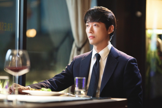 Stove League Namgoong Min, Oh Jung-se foreshadow sparkling clashSBS gilt drama Stove League (playplay by Lee Shin-hwa/director Jung Dong-yoon/Produced Gil Pictures) released Namgoong Min, Oh Jung-ses Lovers Vanished Blood.In the drama, a real owner, Right Change People (Oh Jung-se), who was angry with the director of Namgoong Min, chased him to the head office and showed a fierce confrontation with a bloody warning.Baek Seung-soo gives a cold expressionless expression in a steady and steady posture, while the right change people break out the Furius 3-piece set that goes between burlesque, straight and stool.Above all, in the last 7 episodes, while Baek Seung-soo was embarrassed by the humiliation of the drunken catcher Seo Young-joo (Cha-yeop), Right change people gathered their attention with a secret proposal to Ko Se-hyuk (Lee Jun-hyuk), who became an agent.I am wondering why the right change people have lost their coolness and started to run away, and what kind of catastrophe the two people will drive to.Namgoong Min and Oh Jung-ses Lovers Vanished Blood.Get Out.Stand Up to Shot scene was filmed on a set in Paju, Gyeonggi Province in mid-December.The two men, who entered the filming with a bright smile, emitted a best chemi with a playful play in the middle of matching the ambassador.In particular, Oh Jung-se, who had been wearing a purple suit for the time being, wore an intense red suit, and Namgoong Min took out a joke that he would not be pressed by the force, saying that he was challenging from his clothes.However, when they entered the filming soon, Namgoong Min and Oh Jung-se turned into a right change people with Baek Seung-soo, and they had a tense fireworks charisma showdown, and they focused on the staff of the two auras.Park Su-in