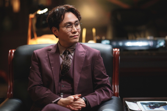 Stove League Namgoong Min, Oh Jung-se foreshadow sparkling clashSBS gilt drama Stove League (playplay by Lee Shin-hwa/director Jung Dong-yoon/Produced Gil Pictures) released Namgoong Min, Oh Jung-ses Lovers Vanished Blood.In the drama, a real owner, Right Change People (Oh Jung-se), who was angry with the director of Namgoong Min, chased him to the head office and showed a fierce confrontation with a bloody warning.Baek Seung-soo gives a cold expressionless expression in a steady and steady posture, while the right change people break out the Furius 3-piece set that goes between burlesque, straight and stool.Above all, in the last 7 episodes, while Baek Seung-soo was embarrassed by the humiliation of the drunken catcher Seo Young-joo (Cha-yeop), Right change people gathered their attention with a secret proposal to Ko Se-hyuk (Lee Jun-hyuk), who became an agent.I am wondering why the right change people have lost their coolness and started to run away, and what kind of catastrophe the two people will drive to.Namgoong Min and Oh Jung-ses Lovers Vanished Blood.Get Out.Stand Up to Shot scene was filmed on a set in Paju, Gyeonggi Province in mid-December.The two men, who entered the filming with a bright smile, emitted a best chemi with a playful play in the middle of matching the ambassador.In particular, Oh Jung-se, who had been wearing a purple suit for the time being, wore an intense red suit, and Namgoong Min took out a joke that he would not be pressed by the force, saying that he was challenging from his clothes.However, when they entered the filming soon, Namgoong Min and Oh Jung-se turned into a right change people with Baek Seung-soo, and they had a tense fireworks charisma showdown, and they focused on the staff of the two auras.Park Su-in