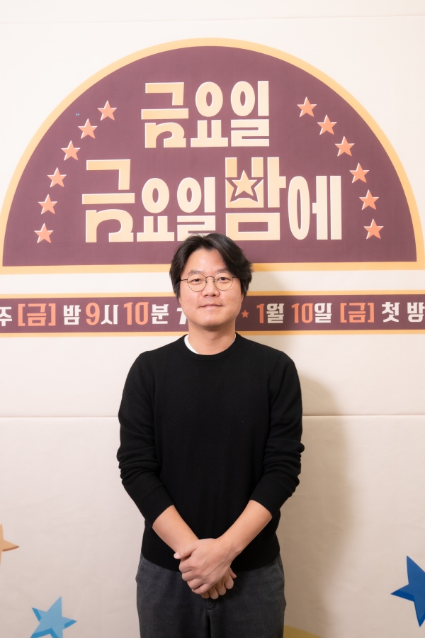 Na Young-Seok PD said that the program is at risk for the reason why Lee Seung-gi, Eun Ji-won, and Song Min-ho were cast.Friday Friday Night features a large number of celebrities who have co-worked with Na Young-Seok PD divisions, including Lee Seung-gi, Eun Ji-won, Song Min-ho and Lee Seo-jin.In response, Na Young-Seok PD said, More than half of the people who have worked with us, including Lee Seung-gi, Eun Ji-won and Song Min-ho.MC is a position that is delivered to the public, and I thought it would be nice if people expressed our intentions familiarly, so I contacted people we know well. There are some parts that I have contacted with people who are less sorry because they are likely to be bad because of a new attempt, he added.In the meantime, Na Young-Seok PD said, Of them, Lee Seung-gi visits Factory.There is a big factory to visit Factory, but there is also a factory like a small domestic handicraft in the countryside.As it was a situation where people had to work naturally together with people, the whole nation had to know and be able to work faithfully.So it was Lee Seung-gi who came to my head.I thought that I could show you how hard I work because Mr. Seung-gi has a sincere aspect. TVN Friday Night is a program consisting of six short-form corners of different materials such as labor, cooking, science, art, travel, and sports, and will be broadcasted at 9:10 pm on the 10th.Lee Ha-na