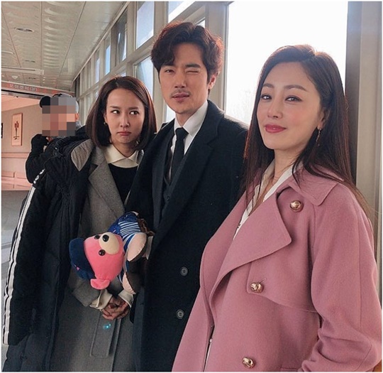 Actor Kim Kang-woo is playing with actor Cho Yeo-jeong Oh Na-ra during KBS 2TV tree drama 99 billion women shooting.Kim Kang-woo posted a picture on his personal instagram on January 10 with an article entitled Its cold even though its indoors, all cold-care.Kim Kang-woo in the photo is wearing a black coat and a black tie and sending a fatal wink.Next to Kim Kang-woo, Cho Yeo-jeong is glaring at him with a playful look, wearing a grey coat and padding.Oh Na-ra, on the left side of Kim Kang-woo, is smiling in a pink coat.Kim Kang-woo Cho Yeo-jeong Oh Na-ra is appearing on KBS 2TV tree drama 9.9 billion women.Kim Kang-woo played the role of former police officer Kang Tae-woo, who pledged revenge for his brother who died while stealing a large amount of 9.9 billion won.Kim Kang-woo made his debut in 2002 as a movie Coastline and played the role of Jo Se-hwang in MBC Drama Item in 2019.Choi Yu-jin