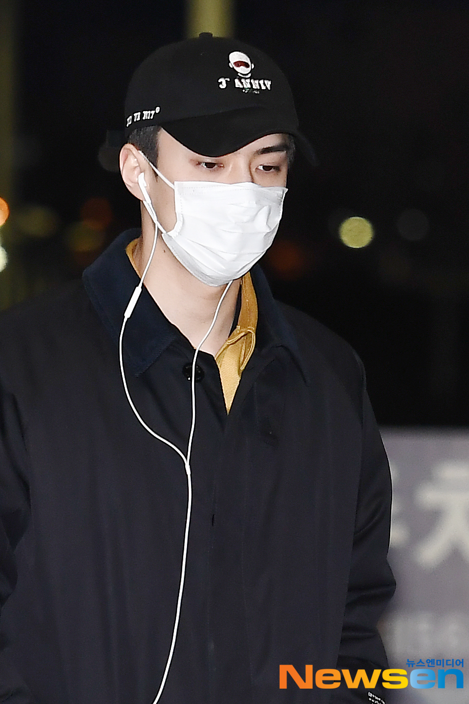 EXO member Sehun (SEHUN) is leaving for Hanoi, Vietnam, on the afternoon of January 10 to attend the 2020 Kpop Super Concert in Hanoi schedule through the Incheon International Airport in Unseo-dong, Jung-gu, Incheon.exponential earthquake
