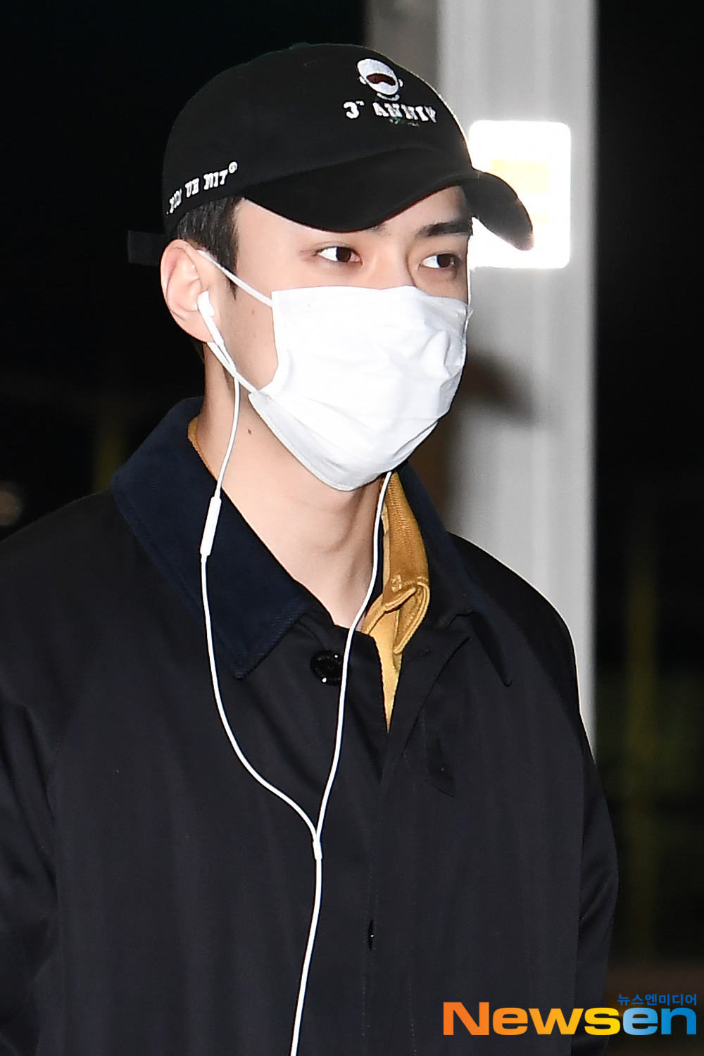 EXO member Sehun (SEHUN) is leaving for Hanoi, Vietnam, on the afternoon of January 10 to attend the 2020 Kpop Super Concert in Hanoi schedule through the Incheon International Airport in Unseo-dong, Jung-gu, Incheon.exponential earthquake