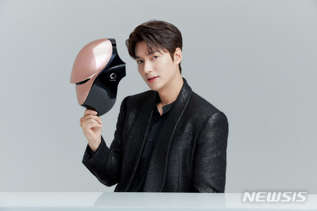 CellReturn announced on the 10th that Hallyu stars Actor Lee Min-ho was selected as a brand model to raise awareness of LED mask brand in overseas market beyond Korea.Lee Min-ho is considered the most preferred Korean actor in the Korean Wave region (2019 Overseas Korean Wave Survey) and is solidifying the position of global Hallyu stars.In the future, CellReturn will promote CellReturns brand value to not only Korea but also Asian and global customers including China.Cell Returns existing brand Model Actor Jang So-ra, Park Seo-joon and new brand Model Actor Lee Min-ho will be on air from the 20th.Meanwhile, CellReturn has been introducing skin care Qi LED mask, neck care Qi necklay, and scalp and hair care Qi hair alpha ray since its inception in 2008.Expectations for the effect of raising awareness of LED mask brands in global markets and grooming