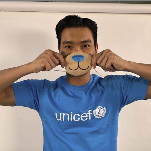 Super Junior Choi Siwon took the lead in unwavering good deedsChoi Siwon told his SNS on the 9th, Wonder what Im wearing? This is the important thing of Teddy Park Blue and Teddy Park Blue.Teddy Park Blue invites children around the world on a journey to help them. The Blue Carpet Show is on November. Its for UNee chefs. Its Childrens Day in Thailand. Its on Channel 7 at 6:20 p.m.Im looking forward to Teddy Park Blue leaving Travel with you.In a photo posted together, Choi Siwon is smiling sunny in a sky blue UNeeshef T-shirt.Adding a cute charm with a Teddy Park Blue mask, it is lighting up fans goodwill.Choi Siwon, who has been steadily donating talent through the UNICEF campaign since 2010, was appointed as the special representative of November UNICEF in 2015.In 2017, he joined the SMile for U (Smile for You) campaign, a childrens music education support program that SM Entertainment and UNICEF will share as their first official activities after the entire military service.Last year, he also performed good deeds in Malaysia, adding to his warmth.SNS