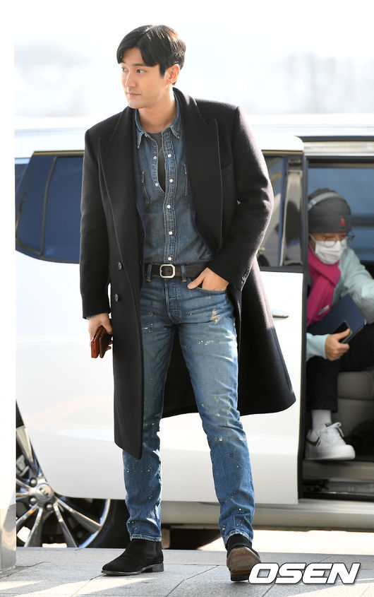 Group Super Junior left the country via ICN airport on a schedule overseas on the afternoon of the 10th.Members, including Super Junior Choi Siwon, are heading to the departure hall.