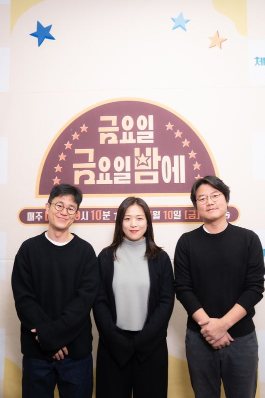 Life contract + less sorry to be ruined ... Friday night and Lee Seo-jin x Lee Seung-giLee Seo-jin x Lee Seung-gi? Lee Seo-jin x Lee Seung-gi.Heres why the entertainment persona is believed and written by Na Young-Seok PD.Lee Seo-jin and Lee Seung-gi meet viewers on TVNs new entertainment Friday night, which is scheduled to air at 9:10 pm on the 10th.Lee Seo-jin met again with Na Young-Seok PD in a year and a half after the 2018 Summer Flowers Returns, and Lee Seung-gi met again in five years after the New Seo Yugi season 1.Friday night is a program consisting of six short-form corners of different materials such as labor, cooking, science, art, travel, and sports in the form of omnibus.Lee Seung-gi will give laughter and impressions through the Factory of Experience Life corner through the daily Factory experience.Lee Seo-jin is familiar with the New York City corner of Lee Seo-jin, which travels to New York City where he lived, and foresaw fresh attractions.Lee Seung-gis Factory of Experience Life is said to be Lee Seung-gi goes to the Factory and works naturally.Lee Seung-gi came to mind as a person who knows the whole nation and approaches sincerely and friendlyly.Im sorry I have a risk, Lee Seung-gi said, but its cool, and Ive been with him for a long time.I thought there would be a lot of changes to receive the entertainment target, but I did not expect it.I sometimes see it in private, but I took a camera for a long time, but if you watch the broadcast today, it seems that it was well built during the 1 night and 2 days.I think its the right corner, but I cast it with the idea of who will win or who will do it, he said.In particular, Lee Seung-gi was featured in Na Young-Seok PD in 2008 and KBS 2TV 1 night and 2 days.I will pledge to appear in any case, including a natural disaster and a national emergency, without raising Ry, appearing in 1 night and 2 days until February.Of course it is not legally effective, but Na Young-Seok PD pushed the contract during his visit to Friday night and Lee Seung-gi also responded pleasantly.Lee Seo-jin, who plays a role as a persona in the Shishi Sekisui series, Flower Grail series, and Yoon Restaurant series, is also the same.I have ABC on the travel program and I wanted to create a program that breaks it, said Na Young-Seok PD.It is not a view of a landscape, but a person who lived to some extent explains this is the place here or I did not know it.Lee Seo-jin, who lived in New York City, explained and did not know that it was a format to appreciate. Lee Seung-gi and Lee Seo-jin are outstanding in the public video.Lee Seung-gi is a unique affinity and clean progression that blends with Factory employees and gives pleasant laughter and impression.Lee Seo-jin makes people laugh at the New York City winter while watching the roller coaster ride in the world.In addition to Lee Seo-jin and Lee Seung-gi, 10 performers from Eun Ji-won, Song Min-ho, Jang Do-yeon, Kim Sang-wook, Yang Jung-moo, Hong Jin-kyung, Park Ji-yoon and Han Jun-hee make six corners.In addition to labor and travel parts, interesting short entertainment in various categories such as science, art, cooking, and sports is waiting for viewers.The 10-color six-color omnibus entertainment Friday night will be broadcasted at 9:10 pm on the 10th.tvN