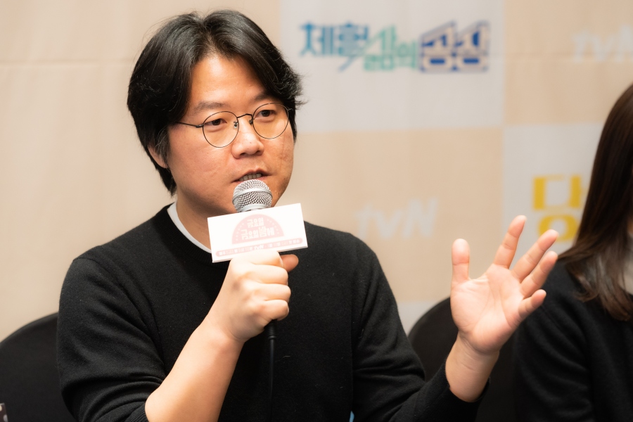 Na Young-Seok PD is attracting attention by mentioning Jang Sung-kyus Walkman as South Korea One Tower.Na Young-Seok PD said at the production presentation of TVNs new program Friday Night (director Na Young-Seok Jang Eun-jung, hereinafter Golden Night) at Stanford Hotel in Sangam-dong, Seoul on the afternoon of the 10th.I PD will show six short-form programs in 15-minute form in omnibus format through Golden Night.Among them, Lee Seung-gis Experiential Life Factory contains Lee Seung-gis daily factory experience.In the first episode, Lee Seung-gi, who was in the calves, will be drawn.Asked about the difference from studio Lululas popular YouTube channel Walkman, which contains the job experience of Jang Sung-kyu, Na Young-seok PD said, Jang Sung-kyus Walkman does not follow any broadcasting station in South Korea.Thats the South Korea one-top I think is now. There are programs that show the factory system, and there are many programs that show how this will be made, said PD.Such a program is fun, but there is no warmth of life.I was wondering about the process, but I also wondered about the people who work in the place of life in it, so I thought I would like to be able to create a program that can combine both of these two things.Na Young-Seok PD said, I can see that the cobbler bibimbap I ate yesterday is made like that, but at the same time, there was a voice saying that I wanted to hear the story of the people who are digging. It is a program that crosses laughter, impression, knowledge and information.It seems to be very different from the YouTube tone of Walkman and the tone of experience life scene. TVN Friday Friday night is a new entertainment of Na Young-Seok PD, which consists of six short-form corners, each of which is different from cooking, labor, science, art, and Yeohae sports.I PD and Shishi Sekisui Sea Ranch, and Spanish boarding Jang Eun-jung PD co-directs.Lee Seung-gis Factory of Experience Life, Kim Sang-wook Eun Ji-won Jang Doyeon Song Min-hos The Wonderful Science Country, Yang Jung-moo Eun Ji-won Jang Doyeon Song Min-hos The Wonderful Art Country, Lee Seo-jins Lee Seo-jins New York City, Hong Jin-kyung It consists of five short form corners including very special and secretive friend recipe and I support you by Han Jun Hee Park Ji-yoon.TVN Friday Friday night will be broadcasted at 9:10 pm on the 10th.=