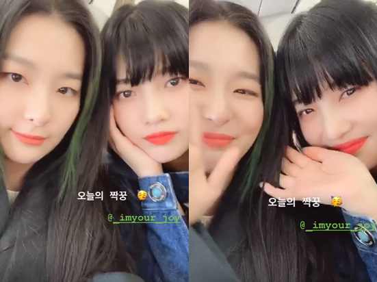 Group Red Velvet Seulgi is collecting topics by releasing a warm two-shot with Joy.Seulgi posted a fuss on his Instagram story on the 10th with Joy under the title Todays Pair.The background in the uploaded photo is in the plane leaving for Japan.Today Red Velvet left for Japan to attend the Red Velvet Arena Tour in Japan - La Rouge in 2020 schedule through Incheon International Airport.I felt a friendly atmosphere. Seulgi and Joy smile as they face each other close together. The dazzling beautiful looks stand out.Despite the close-up photos, the transparent skin and distinctive features of the two people caught the attention of the viewers.The fans who responded to this were too pretty, I go to Japan tour well, I am warm, I am warm.Meanwhile, Red Velvet will start the second Arena tour Red Velvet Arena Tour in JAPAN - La Rouge starting with Hiroshima performance on the 11th.