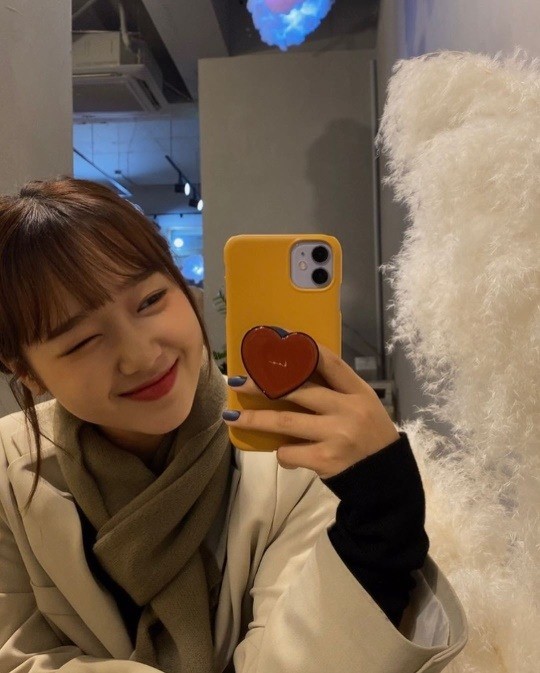 Weki Meki Choi Yoo-jung delivers a lovely SmileChoi Yoo-jung posted several photos on his Instagram on the 10th with an article entitled Storm Mirror Shot.Choi Yoo-jung in the public photo contains his reflection in the mirror in the camera.Choi Yoo-jung attracts attention by showing a lovely Smile that even the viewer feels better.Meanwhile, Choi Yoo-jung appeared on JTBC4 entertainment program My Mad Beauty 3 last year.Photo: Choi Yoo-jung SNS