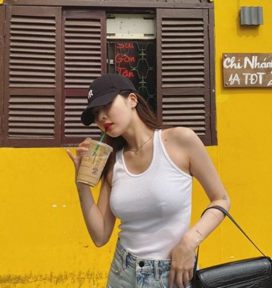 Singer Hyuna flaunted her bland Smile and Exhausted figureOn the 11th, Hyuna released a picture of her daily life in Vietnam through her instagram.In the photo, Hyuna is building a bright Smile in front of the building, and above all, Hyuna boasts a superior appearance with only sleeveless and jeans.Especially, the collarbone piercing, which became a hot topic recently, was also impressed.