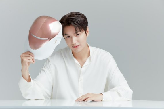 CellReturn announced on the 10th that it has selected Hallyu stars Actor Lee Min-ho as a brand model to expand its position as a brand that includes the Gruming people who invest generously in raising their awareness of LED mask brands in overseas markets beyond Korea and expanding their position.Actor Lee Min-ho, who is scheduled to visit the house theater with Drama Ducking: The Monarch of Eternity in the first half of this year, has been loved by domestic and foreign fans for showing a wide spectrum of Acting by challenging various characters.In addition, the 2019 Overseas Korean Wave Survey conducted by the Korea Culture and International Exchange Agency is considered to be the most preferred Korean actor in the Korean Wave area, and it is solidifying its position as a global hallyu star.In the future, Cell will share the brand value of CellReturn with customers from Asia and around the world, including Korea, along with Actor Lee Min-hoCell Returns existing brand Model Actor Jang So-ra, Park Seo-joon and new brand Model Actor Lee Min-ho will be on-air from the 20th.Especially, this advertisement is known to be the first advertisement of Actor Lee Min-ho in 2020.The neat and sophisticated image of Actor Lee Min-ho is in line with the premium image of CellReturn, said a CellReturn official. We want you to look forward to 2020s CellReturn with Global Hallyu stars Actor Lee Min-hoMeanwhile, CellReturn is a specialized company that has studied only near-infrared and LEDs since its inception in 2008. It has been evaluated as a LED mask company with solid technology and high quality, both R & D, planning, manufacturing and A/S.