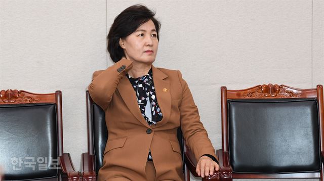추미애 법무부 장관이 지난 9일 국회에서 열린 법제사법위원회 전체회의에서 대기하고 있다 배우한 기자