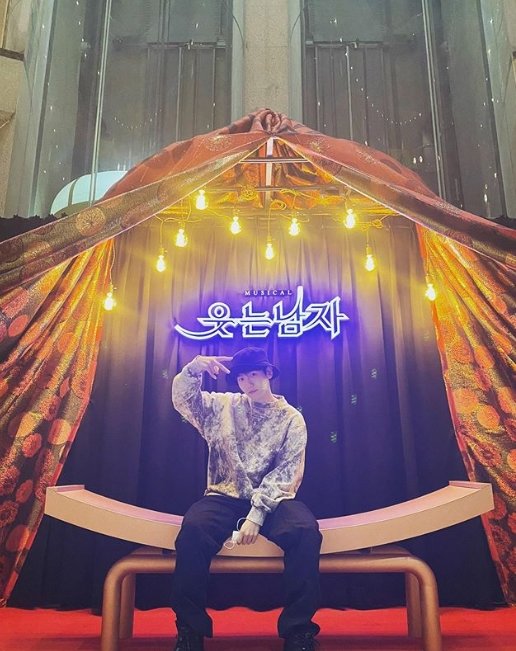 Baekhyun said on his SNS on the 11th, Musical Laughing Man was really fun!# The Man Who Laughs #musical # Open your eyes and posted a picture.The photo shows Baekhyun posing in front of the Laughing Man photo zone. Sporty and warm visuals catch the eye.Baekhyun added, It is our guardian-type fighting that loves and does so well with the actors who showed good performances!Suho is also on stage for the reenactment following the 2018 premiere of the sensual young young man, Gwynflen, who plays a clown in a wandering theater with a smiley face that can not be erased from Laughing Man.On the other hand, musical Laughing Man will be performed at the Seoul Arts Center Opera Theater until March 1, 2020.