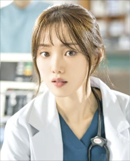 Physician, who cuts and sews the affected part with elaborate handwork, a scary inspection that solves the events that have made society buzz, a school teacher who is an example of a completed personality.SBS Medical Drama Romantic Doctor Kim Sabu 2, tvN Black Dog, which solves the school story at the teachers point of view, and JTBCs Inspection Civil War professional heroines are attracting attention from these typical characters.Lee Sung-kyung Seo Hyun-jin Jung Ryeo-won, who has one fatal disadvantage as a professional but struggles to overcome it.Romantic Doctor Kim Sabu 2, which returned to the new season in three years, played Kim Sabu in Han Seok-gyu following season 1, and Lee Sung-kyung and Ahn Hyo-seop joined Doldam Hospital as new Physician.The audience rating has soared to 18% (Nilson Korea) in two episodes of broadcasting, drawing attention.Cha Eun-jae (Lee Sung-kyung), a second-year thoracic surgeon, is a specialist who tried to die and qualified, but he makes fatal mistakes due to serious operating room depression.This is why he was sent to Doldam Hospital in the country to work as a censure officer.I do not like to bow to Kim Sabu, who is like a geek.Cha Eun-jae will show his growth as a Physician and human being by putting down his bluff, pride and first-class first-class attention under Kim Sa-bu, a Chamseng who has both skills and personality.Seo Hyun-jin, the heroine of Romantic Doctor Kim Sabu 1, became a competitor when she appeared in Black Dog in the same time zone. Black Dog is a school story, but it is close to a teachers office.The sky, played by Seo Hyun-jin, is a powerless fixed-term teacher who is bullied by fellow fixed-term teachers under the misunderstanding of parachute.They argue with regular teachers about unfair test questions and problems that may have more than one correct answer.In the meantime, there is a lot of excitement to improve the unfair and unreasonable school system.It is also a joy to learn how to compromise with your colleagues by putting down your stubbornness.The background of Inspection Civil War is a local city like Romantic Doctor Kim Sabu 2.Car Pearl Inspection, played by Jung Ryeo-won, is from Star Inspection, which has been a winning streak for 11 years.However, the vice ministers father-in-law was relegated to a crime that uncovered the suspects insurance fraud case, and unlike Seoul, which had only a major case, most of the small disputes between the local people are here.Car Pearl, who is ambitious to go back and solves US cases with a cool look, gives a cider to his boss and colleagues like Car Pearl.But behind him, there is a heartbreaking story that he was a victim of domestic violence.Car Pearl, who knew only rational, shows a gap in the way he infiltrates the gambling scene and tastes the pot.Car Pearls reflection and growth are raising the expectation of viewers.Professionals Lee Sung-kyung and Seo Hyun-jin and Jung Ryeo-won struggle to overcome fatal shortcomings