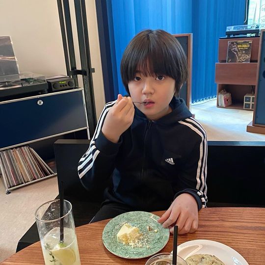 Kim Kang Hoon shows off cheese Cake MukbangActor Kim Kang Hoon Mom said to Kim Kang Hoon Instagram on January 10, Dating for a long time.I uploaded the picture with the phrase delicious juice and cheese cake.Kim Kang Hoon in the picture is eating Cake in a comfortable attire; he has a cute charm with a big eyeball with a plump cheek.han jung-won