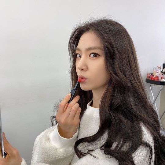 Seo Ji-hye has unveiled the behind-the-scenes footage.Actor Seo Ji-hye uploaded a photo to his Instagram on January 10 with the phrase Picture with Shiseido: My One-Pick Color Gel Lip Bam I use.In the photo, Seo Ji-hye is wearing lipstick, boasting a simple look - he sticks out his lips and exudes a cute charm.han jung-won