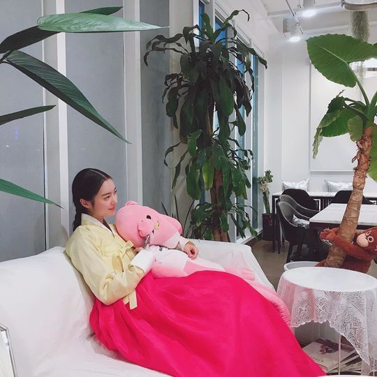 Actor Jin Se-yeon showed off his simple figure.Jin Se-yeon posted a picture on his instagram on January 11 with an article entitled Please make the re-entry successful.In the open photo, Jin Se-yeon is sitting on the sofa and resting for a while. Jin Se-yeon, who perfectly digests bright Korean traditional clothing.Jin Se-yeons unique lovely atmosphere stands out.Park So-hee