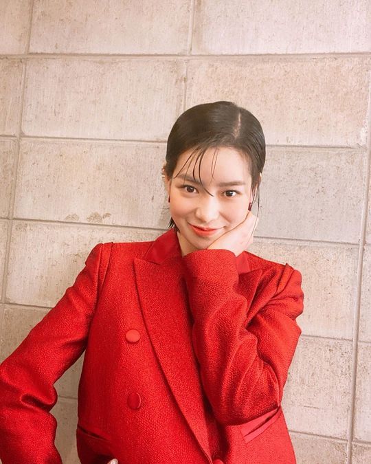 Actor Lim Ji-yeon showed off his spectacular visuals.Lim Ji-yeon posted two photos on his Instagram on January 11.Lim Ji-yeon in the public photo is wearing a red suit and emits a girl crush charm.On the other hand, Lim Ji-yeon in the photo is attracting attention because he shows off his beagle with a comic expression.Park So-hee