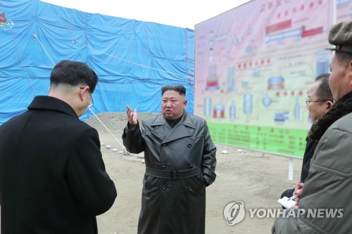 현지지도하는 북한 김정은 국무위원장 [연합뉴스 자료사진]