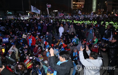 서로 다른 목소리 (서울=연합뉴스) 박동주 기자 = 11일 서울 광화문광장 일대에서 윤석열 검찰총장 사퇴와 검찰개혁 등을 촉구하는 '2020 광화문탈환 촛불문화제'와 보수단체 회원들이 맞불집회가 경찰 펜스를 사이에 두고 동시에 열리고 있다. 2020.1.11 pdj6635@yna.co.kr