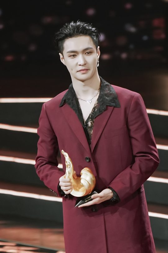 EXO Lay (a member of SM Entertainment) has swept up various awards in China in the new year and is a hot topic.Lay won the Best Producer of the Year award and the Nam Shin of the Year award at the 2019 Weibo Night (2019) held at the Beijing Water Cube on the 11th (local time), making it an overwhelming local popularity once again.The 2019 Weibo Night, which celebrates its 10th anniversary, is an award hosted by Chinas largest SNS Weibo, and invites a star who has been hot for a year.Lay was selected as the winner in 2019 for his outstanding production skills, as well as visuals, popularity, and topicality.In addition, Lay received the All-Star of the Year award at the 2019 ByteDance Year Festival (2019) held at the Beijing Cadillac Arena on the 8th (local time), and received a heated response from more than 5,000 audiences who visited the scene by spectacularly decorating the ending stage with the hit song NAMANA (Namana).The awards were hosted by ByteDance, which is serving video sharing application TikTok, and News Application Jinrtouo, and were awarded with excellent characters and contents that are outstanding in popular culture based on big data in the ByteDance platform.As a result, Lay was three-time king of the 2019 Tencent Music Entertainment Awards held in December last year, followed by the 2nd prize of 2020 Aichi Night of the Shout, the 2nd prize of 2019 Weibo Night and the 2019 ByteDance Yearbook award, total 8 gold medals were recorded at the China Year-end Awards, proving explosive popularity and high status in the local area.