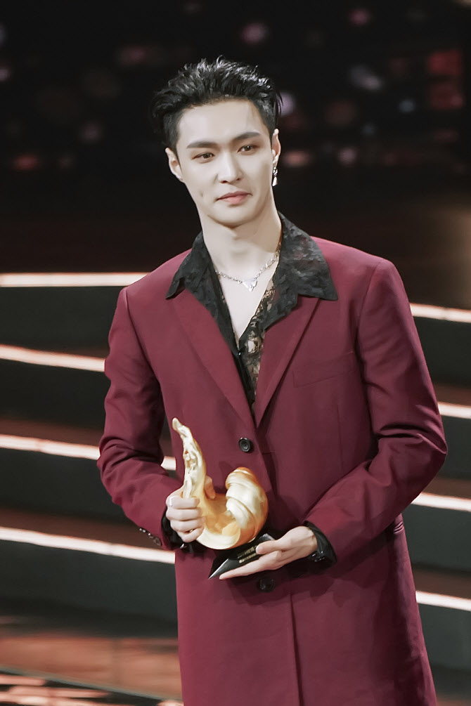 Lay attended the 2019 Weibo Night held at the Beijing Water Cube on the 11th (local time), winning the Best Producer of the Year Award and the Nam Shin of the Year award, and becoming the second gold medalist.Lay also received the All-Star of the Year award at the 2019 Byte Dance Years Festival at the Beijing Cadillac Arena on the 8th (local time).As a result, Lay was three-time king of the 2019 Tencent Music Entertainment Awards held in December last year, followed by the 2nd prize of 2020 Aichi Night of the Shout, the 2nd prize of 2019 Weibo Night and the 2019 Byte Dance Year award, totaling 8 gold medals at the China Year-end Awards, proving explosive popularity and high status in the local area.