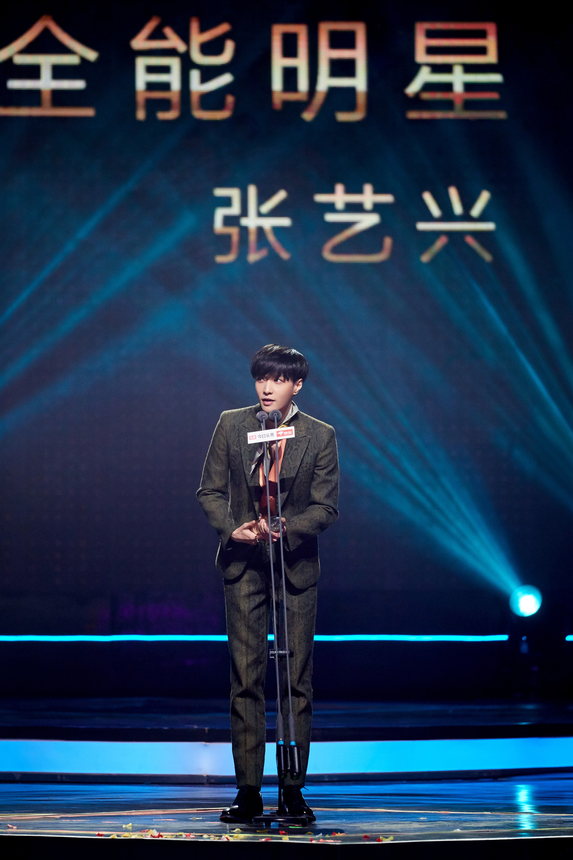 EXO Lay (a member of SM Entertainment) has swept up various awards ceremonies in China in the new year and is a hot topic.Lay attended the 2019 Weibo Night (2019) held at the Beijing Water Cube on January 11 (local time), won the Best Producer of the Year Award and the Nam Shin of the Year award, making him an overwhelming local popularity once again.The 2019 Weibo Night, which marks its 10th anniversary, is an awards ceremony hosted by Chinas largest SNS Weibo. It invites a star who has been hot for a year. Lay has been selected as a winner in 2019 for his outstanding production skills, visuals, popularity, and topicality.In addition, Lay received the All-Star of the Year award at the 2019 ByteDance Year Festival (2019) held at the Beijing Cadillac Arena on January 8 (local time), and the ending stage was spectacularly decorated with the hit song NAMANA (Namana), which received a heated response from more than 5,000 viewers who visited the scene.The awards ceremony was hosted by ByteDance, which is serving video-sharing application TikTok, and News Application Jinrtouo, and was awarded with a selection of outstanding people and contents that are outstanding in the popular culture world based on big data in the ByteDance platform.The netizens are responding to I congratulate you so much, I am the best, I am proud, I want to see.As a result, Lay was three-time king of 2019 Tencent Music Entertainment Awards held in December last year, followed by the 2nd prize of 2020 Aichi Night of the Shout, the 2nd prize of 2019 Weibo Night and the 2019 ByteDance Yearbook award, total 8 gold medals were recorded at the China end ceremony, proving explosive popularity and high status in the local area.iMBC  Photos SM