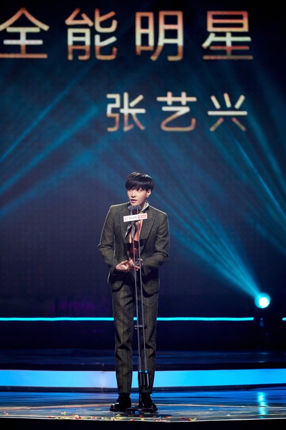Lay attended the 2019 Weibo Night (2019) held at Beijing Water Cube on the 11th (local time), won the Best Producer of the Year Award and the Nam Shin of the Year award, making him one of the two gold medals, making him once again overwhelmingly popular in the local community.The awards were presented by ByteDance, which is serving video sharing application TikTok, and byteDance, a news application, and Ginrto Wuo, who selected excellent people and contents that are outstanding in popular culture based on big data in the byte dance platform.As a result, Lay was three-time king of the 2019 Tencent Music Entertainment Awards held in December last year, followed by the 2nd prize of 2020 Aichi Night of the Shout, the 2nd prize of 2019 Weibo Night and the 2019 Byte Dance Year award, total 8 gold medals were recorded at the end of the year awards in China.