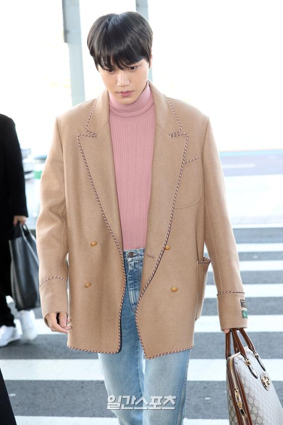 Kai heads to the departure hall, sporting a nice airport fashion.EXO Kai Pinky Thoughts