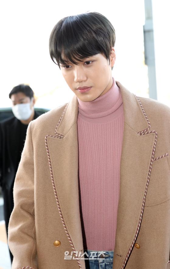 Kai heads to the departure hall, sporting a nice airport fashion.EXO Kai insulting pink pink