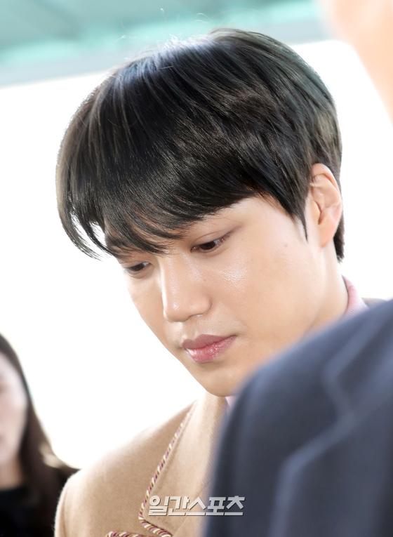 Kai heads to the departure hall, sporting a nice airport fashion.EXO Kai Looks close to these Feelings