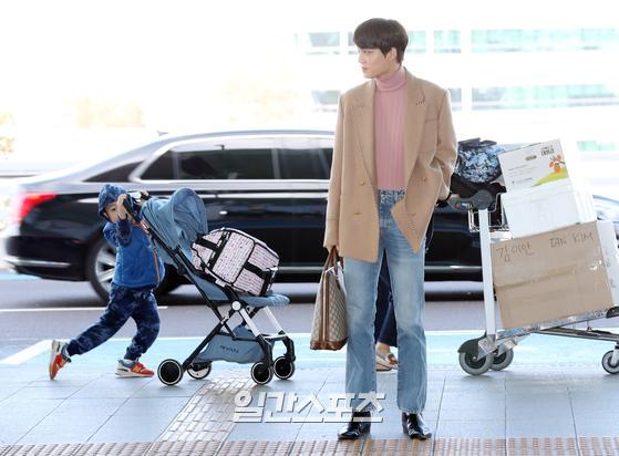 Kai is heading to the departure hall, sporting a nice airport fashion.Kai, I cant help you now, Kai.