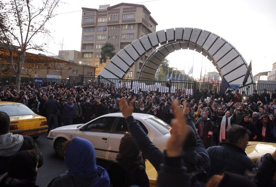 지난 11일 이란 테헤란의 아미르카비르 공대 앞에서 수백 명의 대학생이 모여 집회를 열고 우크라이나 여객기 희생자를 추모하고 정부와 혁명수비대를 비판하고 있다. [EPA=연합뉴스]