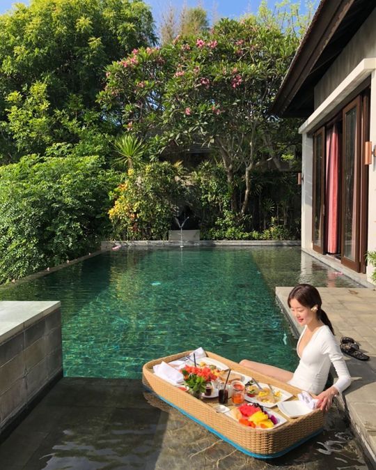 Han Sun-hwas beautiful routine has been revealed.Actor Han Sun-hwa posted a picture on his Instagram on January 11.The photo shows Han Sun-hwa enjoying his leisure in a white swimsuit; the superior body and pictorial cheeky atmosphere are impressive.kim myeong-mi